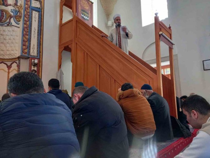Cuma Namazı Sonrası Gıyabi Cenaze Namazı Kılındı