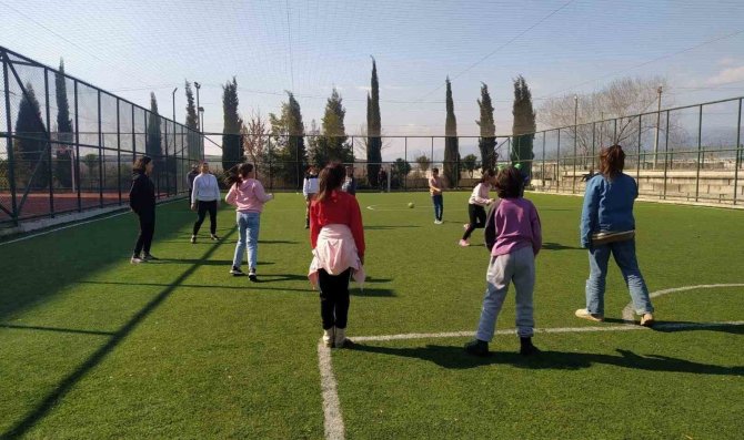 Kırmızı Yelekliler, Depremzede Çocuklara Moral Oldu