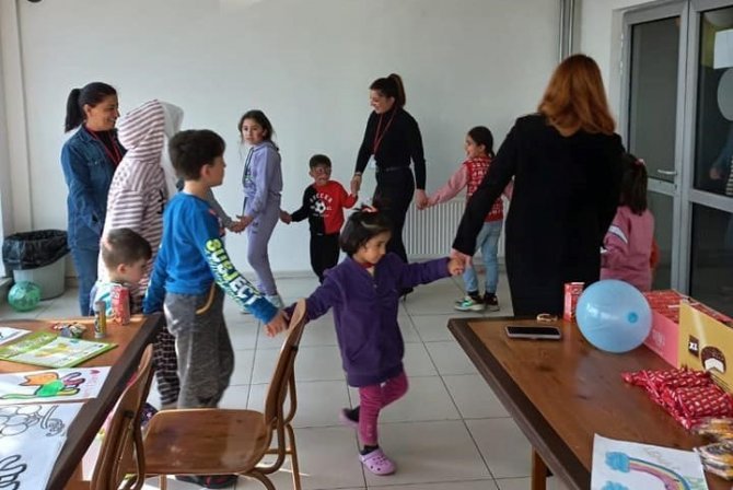 Kırmızı Yelekliler, Depremzede Çocuklara Moral Oldu