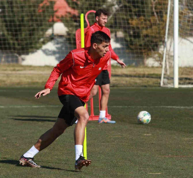 Antalyaspor’da Yeni Transferler İlk Antrenmanına Çıktı
