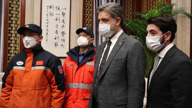 Çinli Kurtarma Ekiplerini Pekin’de Türk Büyükelçi Karşıladı
