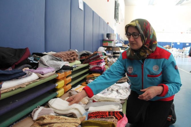 Depremzedelerin İhtiyaçları Kurulan Seyyar Market Ve Mağazayla Karşılanıyor