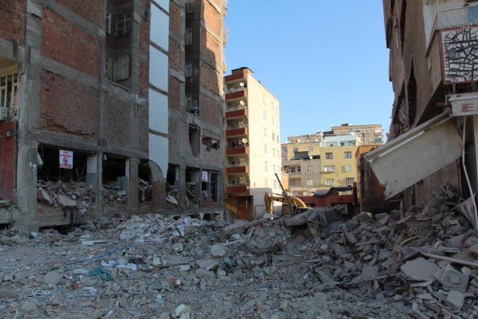 Diyarbakır’da 2 Müteahhit Yaptıkları Binanın Enkazında Hayatını Kaybetti