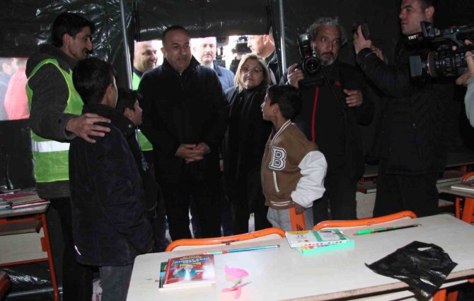 Depremzedelerden Dışişleri Bakanı Çavuşoğlu’na İlginç Talep Ve Şikayetler
