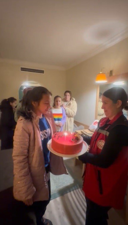 Depremzede 11 Yaşındaki Ayşenur’un Doğum Günü Marmaris’te Kutlandı
