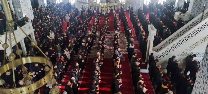 Iğdır’da Depremde Hayatını Kaybedenler İçin Gıyabi Cenaze Namazı Kılındı