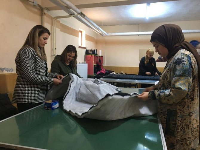 Depremzedeler İçin Eksi 20 Dereceye Kadar Dayanıklı Uyku Tulumu Üretiyorlar