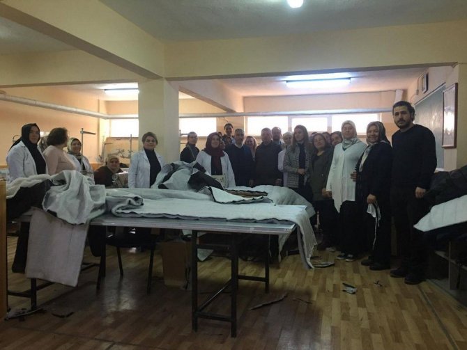 Depremzedeler İçin Eksi 20 Dereceye Kadar Dayanıklı Uyku Tulumu Üretiyorlar