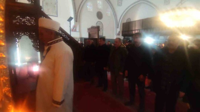Depremde Hayatını Kaybedenler İçin Tarihi Hüsrev Paşa Camii’nde Gıyabi Cenaze Namazı Kılındı