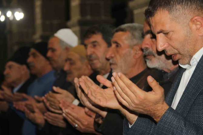 Diyarbakır’da Depremde Hayatını Kaybedenler İçin Gıyabi Cenaze Namazı Kılındı