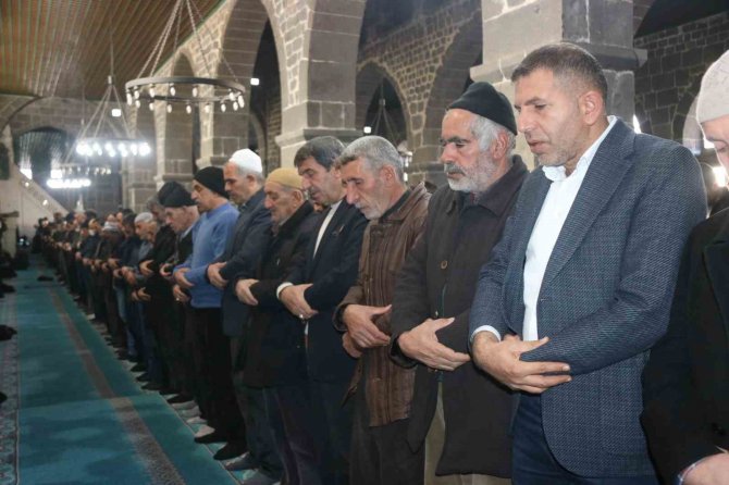 Diyarbakır’da Depremde Hayatını Kaybedenler İçin Gıyabi Cenaze Namazı Kılındı
