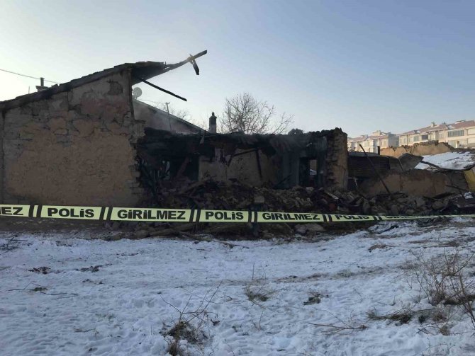 Konya’daki Yangında 7 Kişilik Aile Çatının Çökmesi Sonucu Hayatını Kaybetmiş