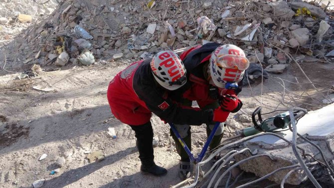 Arama-kurtarma Gönüllüsü Necla Teyze, Kahramanmaraş’ta Enkazda Hayat Kurtarıyor