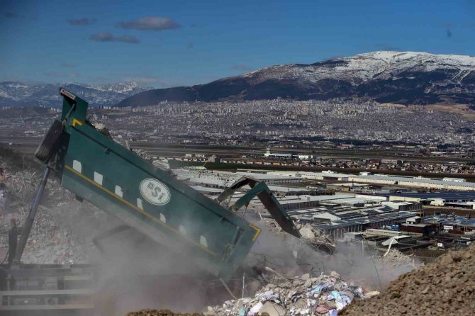 Kahramanmaraş’ta Taşınan Enkazlar Şehrin Manzarası İle Birleşti