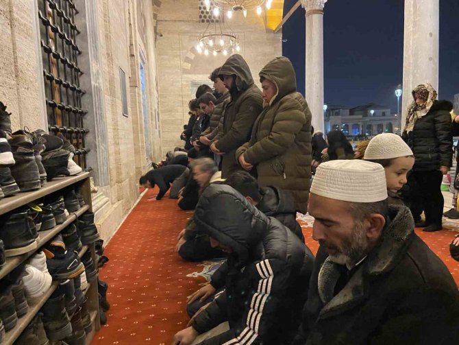 Konya’da Miraç Kandili’nde Vatandaşlar Camilere Akın Etti