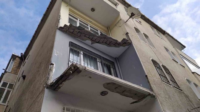 Küçükçekmece’de Yıkılan Balkon Deprem Paniği Oluşturdu