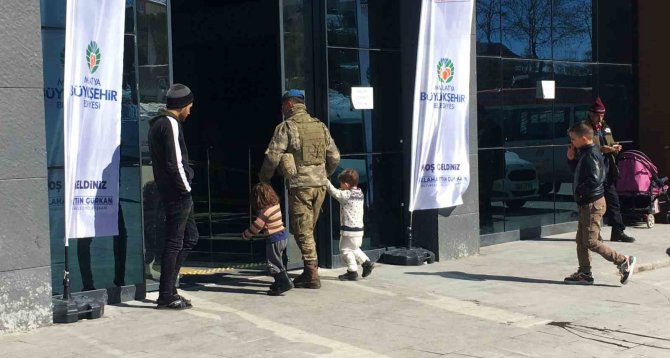 Mehmetçiğin Dikkati Sayesinde Depremzede İki Çocuk Kaybolmaktan Kurtuldu