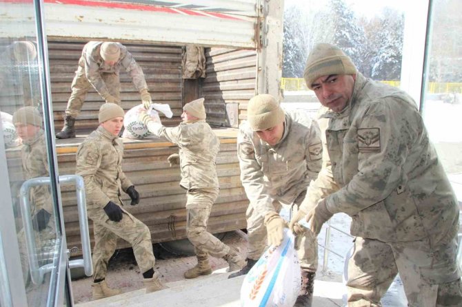 Malazgirt’te Depremzedeler İçin Yardım Seferberliği Devam Ediyor