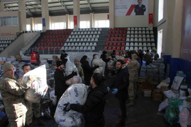 Malazgirt’te Depremzedeler İçin Yardım Seferberliği Devam Ediyor