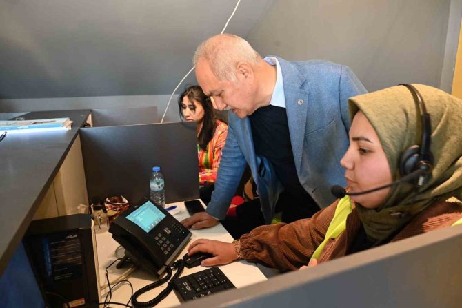 Osmaniye Belediyesi Afet Koordinasyon Merkezine Gelen Yardımları, Vatandaşlara Ulaştırılıyor