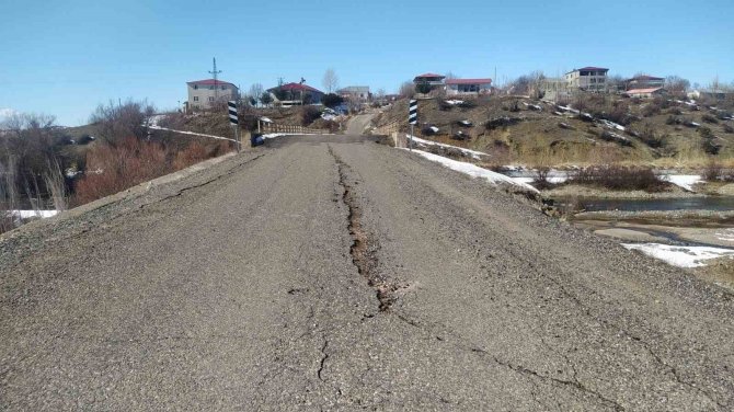 Lice’de Deprem Sonrası Oluşan Obruk Dere Yatağını Kuruttu