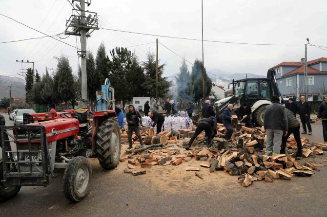 Mahalle Meydanında Odun Kırma Seferberliği