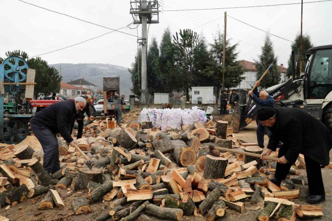 Mahalle Meydanında Odun Kırma Seferberliği