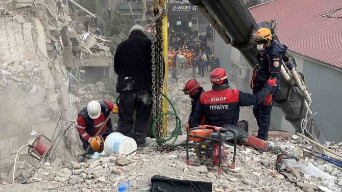 Sinop İ̇tfaiyesi, 7 Yaralı Ve 36 Cansız Bedeni Enkaz Altından Çıkardı