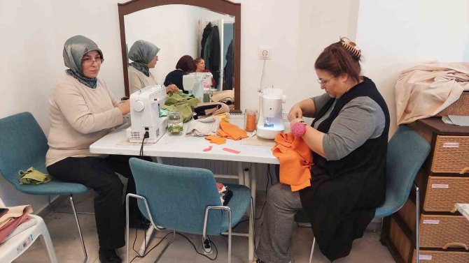 Tekirdağ’da Gönüllü Kadınlar Depremzedeler İçin Makine Başına Geçti