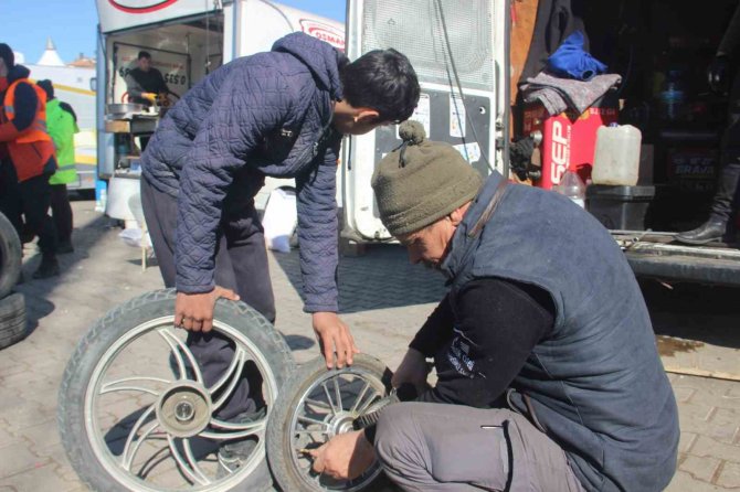 Deprem Bölgesine Giden Lastik Tamircileri Kimseyi Yolda Bırakmıyor