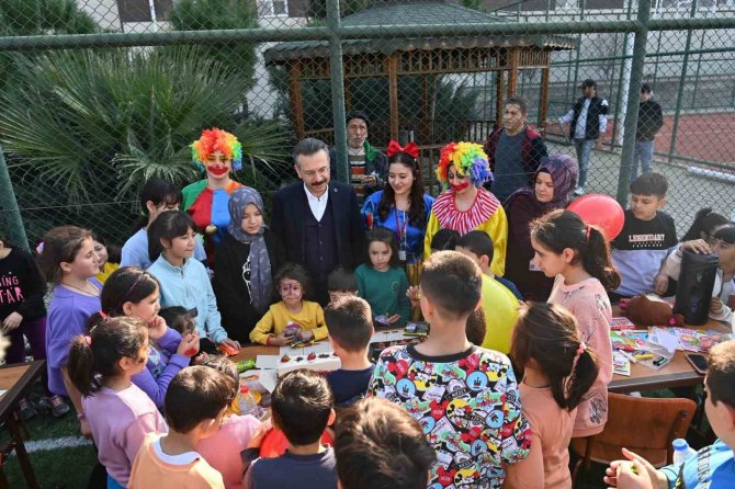 Vali Aksoy, Depremzede Çocuklara Moral Oldu