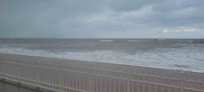 Karadeniz’de Fırtına Etkili Oluyor: Dalgalar Sahili Dövdü