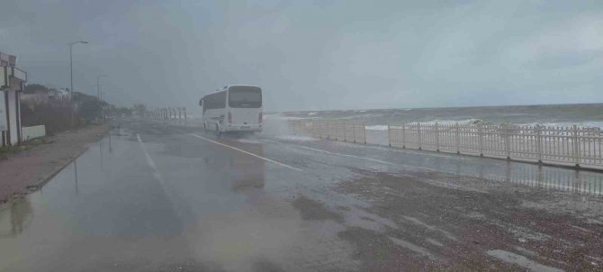 Karadeniz’de Fırtına Etkili Oluyor: Dalgalar Sahili Dövdü