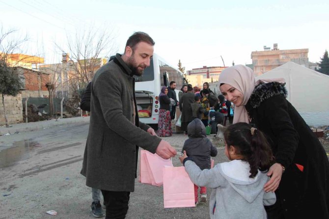 Batmanlı Gönüllü Öğretmenler Adıyaman’da Depremzede Çocuklara Oyuncak Dağıttı