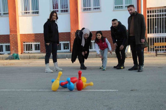 Batmanlı Gönüllü Öğretmenler Adıyaman’da Depremzede Çocuklara Oyuncak Dağıttı