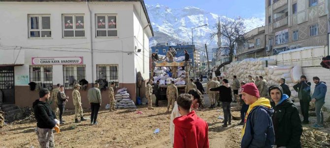 Batman’da 7’den 70’e Herkes Deprem Bölgesine Odun Göndermek İçin Adeta Seferber Oldu