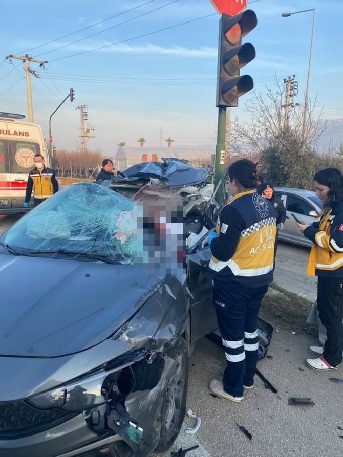 Tıra Arkadan Çarpan Otomobilin Kadın Sürücüsü Hayatını Kaybetti