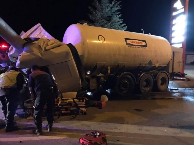 Çavdarhisar’da Oksijen Gazı Yüklü Tanker Direğe Çarptı, Sürücü Ağır Yaralı