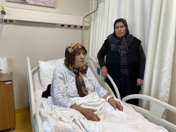 Depreme Hastanede Yakalanan 84 Yaşındaki Emine Teyze’yi Hemşire Kurtardı