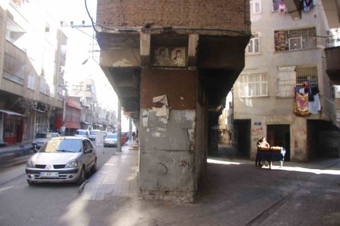 Diyarbakır’da Giriş Katı Hariç Kolonları Olmayan Bina Depremlere Rağmen Ayakta