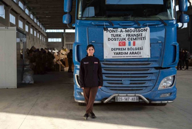 Fransa’dan Kendi Tırıyla Yardım Getiren 24 Yaşındaki Kadın Kahramanmaraş’a Ulaştı