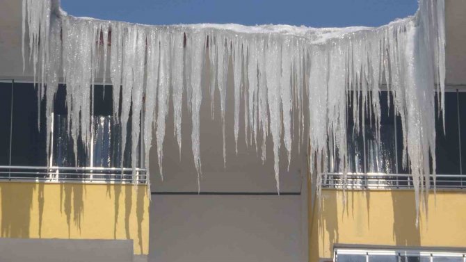 Yüksekova’da Çatılardaki Buz Sarkıtları 4 Metreyi Buldu