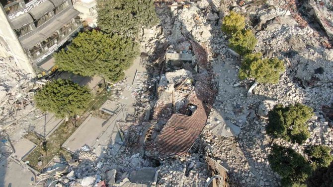 Tarihi Ulu Cami Depremde Yerle Bir Oldu