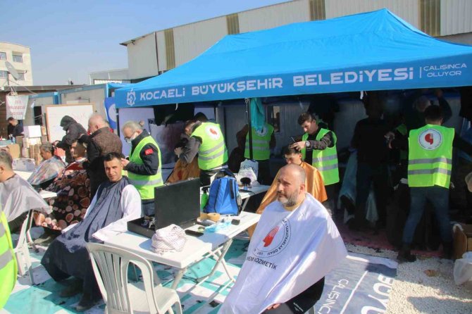 Kocaeli’den Gönüllü Gelen Berber Ve Kuaförler Hatay’da Depremzedelere Hizmet Sunuyor