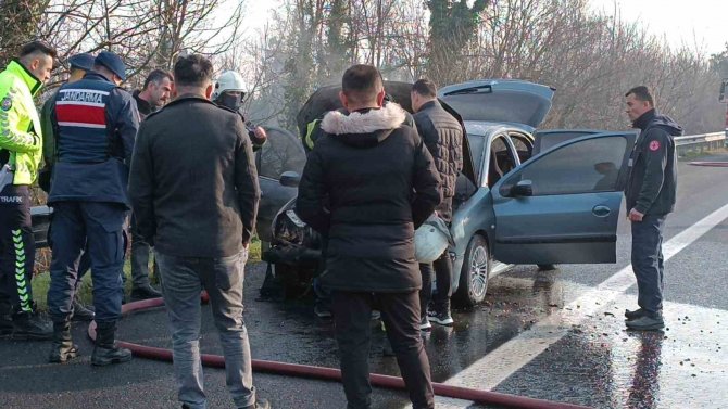 Diyarbakır’dan İ̇stanbul’a Giden Ailenin Aracı Yandı