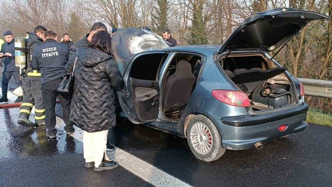 Diyarbakır’dan İ̇stanbul’a Giden Ailenin Aracı Yandı