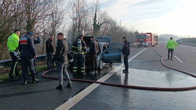 Diyarbakır’dan İ̇stanbul’a Giden Ailenin Aracı Yandı