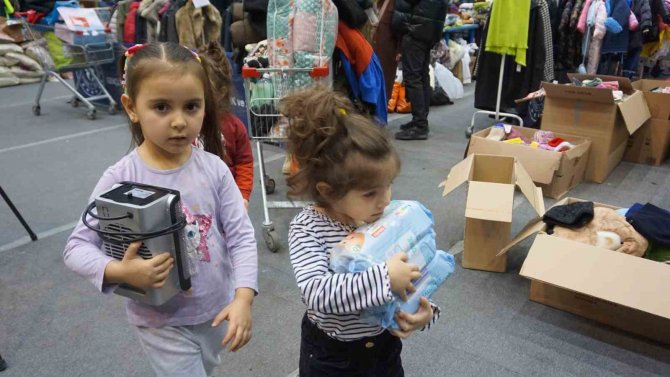 Edirne’de Depremzedeler İçin Oluşturulan Ücretsiz Marketin Kapasitesi Arttırıldı