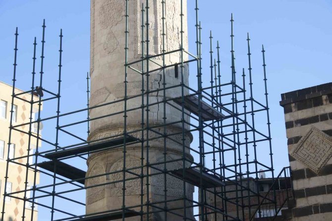 Diyarbakır’da 5 Asırlık Parlı Sefa Camisinin Minaresi Depremden Zarar Gördü