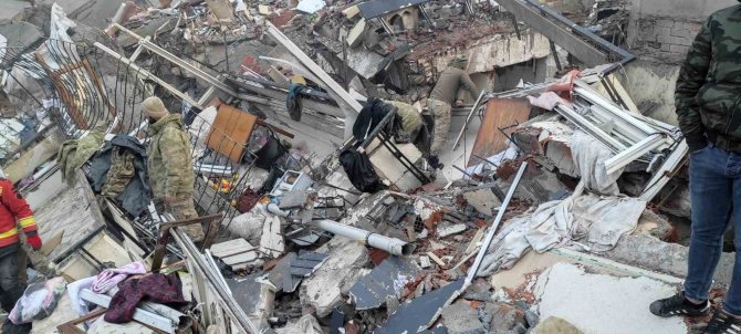 Kahramanmaraş’ta Enkaz Altında Kalan Bir Köpek, Batman Ekibi Tarafından Kurtarıldı